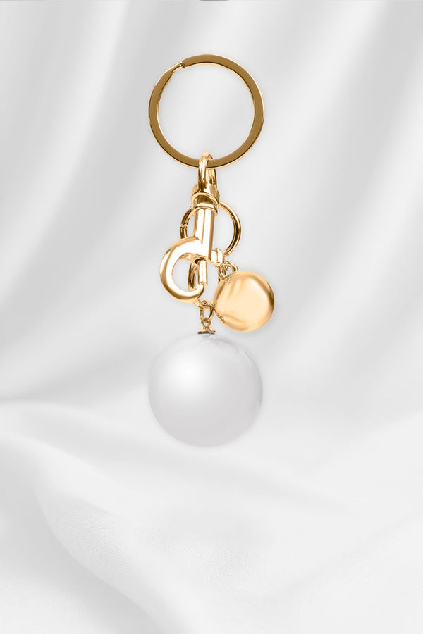 Llavero perla blanca con dije dorado LC20